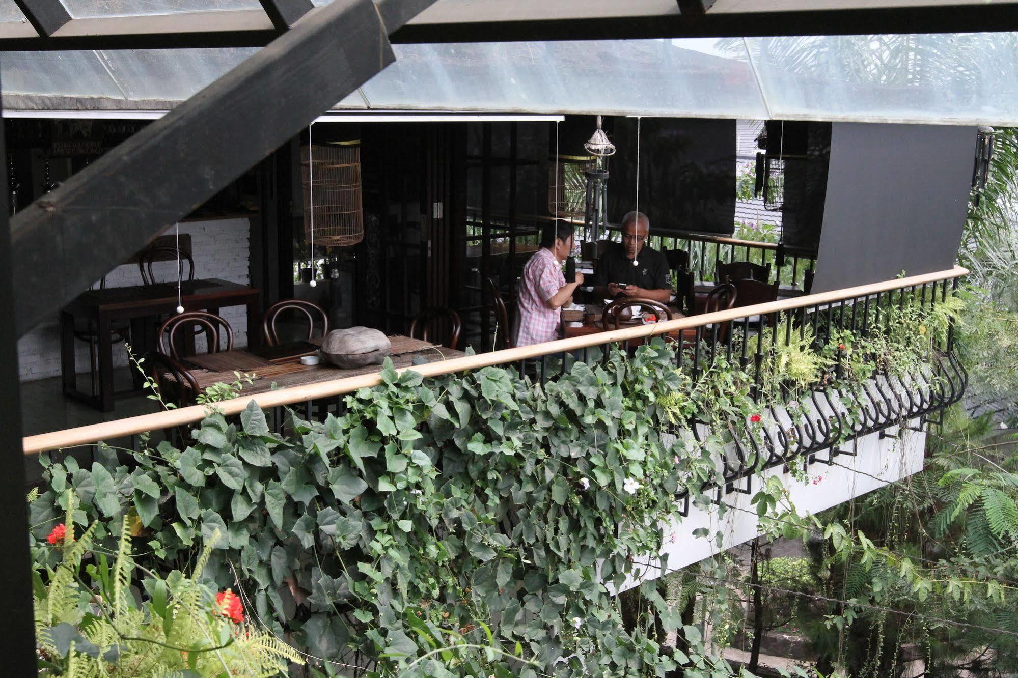 Capital O 852 The Silk At Dago Hotel Bandung Buitenkant foto